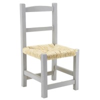 Pequeña silla de madera gris con sentado de paja