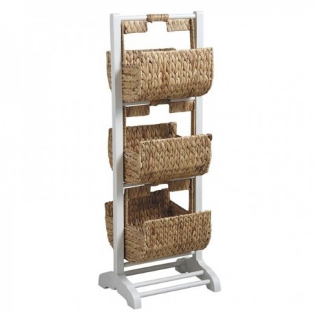 Drewniana półka łazienkowa i hiacynt