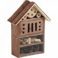 Dom z przyciemnionymi drewnianymi owadami