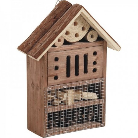 Dom z przyciemnionymi drewnianymi owadami