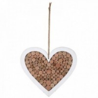 Corazón colgando en madera blanca y troncos de madera
