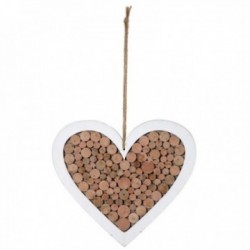 Corazón colgando en madera blanca y troncos de madera