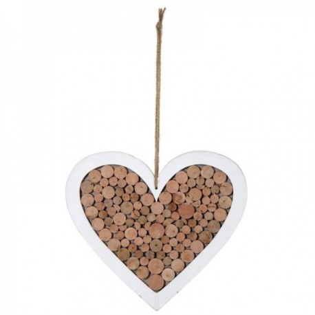 Corazón colgando en madera blanca y troncos de madera