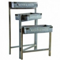 Sadzarka na przyciemnionych drewnianych stopach