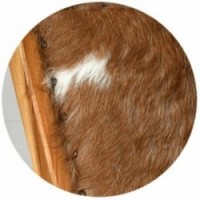 Puinen nojatuoli ja vuohi iho