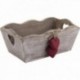 Cesta de madera con corte de corazón rojo