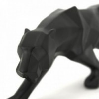 Panther van zwarte hars