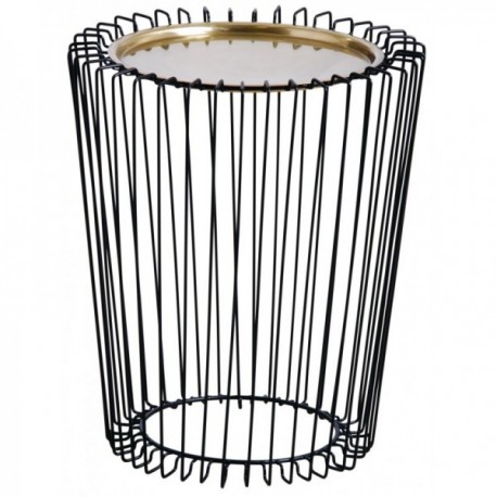 Stół boczny z metalową sofą zakończyło złoto