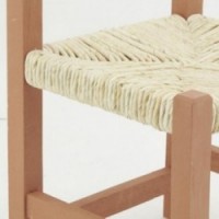 Kleine kinderstoel van hout en bruin stro