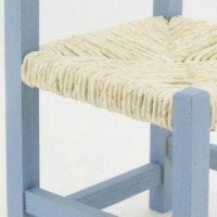 Kinderstuhl aus Holz und blaugrauem Stroh