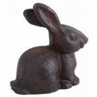 Królik w żeliwnej dekoracji ogrodowej