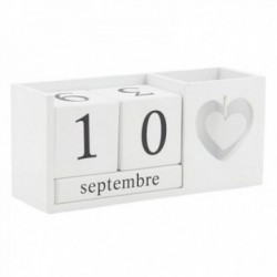 Calendario perpetuo en madera y decoración de corazones.