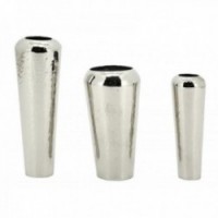 Serie om 3 designervaser i präglad aluminium