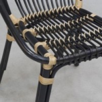 Stapelbar stol i svart och naturbetsad rotting