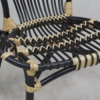 Stapelbarer runder Stuhl aus schwarz und natur gebeiztem Rattan