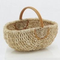 Sarja 2 luonnollista rottinki-kilpa-koreja ja maissia