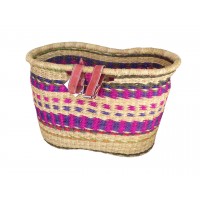 Cesta natural colorida da bicicleta com pulseira de couro
