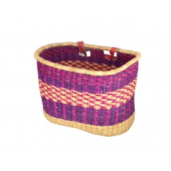 Cesta natural colorida da bicicleta com pulseira de couro