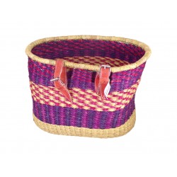 Cesta natural colorida da bicicleta com pulseira de couro