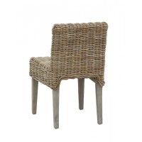 Grey Pole Chair med naturlig tregner, elegant design og komfort for moderne interiør