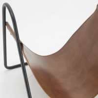 Porte-bûches en cuir sur structure en métal laqué noir