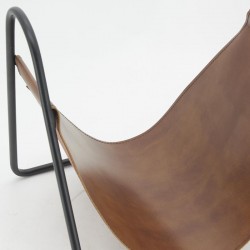 Porte-bûches en cuir sur structure en métal laqué noir