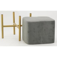 Quadratischer Hocker aus grauem Samt mit goldenen Metallbeinen – Fußhocker für das Wohnzimmer