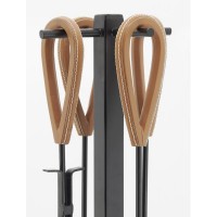 Zwart metalen haardstandaard bestaande uit 4 accessoires met leren handvatten