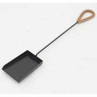 Zwart metalen haardstandaard bestaande uit 4 accessoires met leren handvatten
