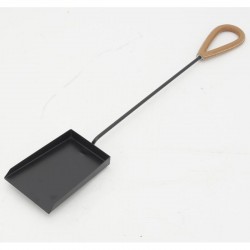 Zwart metalen haardstandaard bestaande uit 4 accessoires met leren handvatten