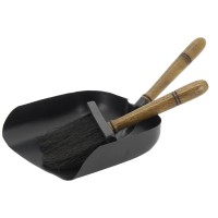 Haardaccessoire schep en borstel van zwart gelakt metaal met houten handvatten