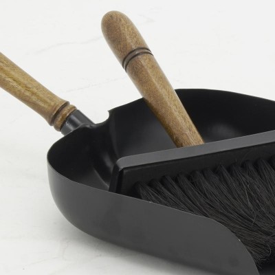 Öppen spis tillbehörsskyffel och borste i svartlackerad metall med trähandtag