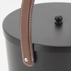 Cubo de metal lacado en negro con tapa y asa de cuero.