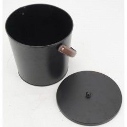 Cubo de metal lacado en negro con tapa y asa de cuero.