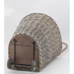 Szary wiklinowy wózek z kółkami