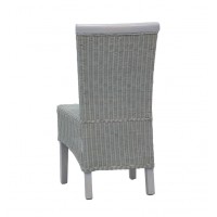 Cadeira de vime com pernas de madeira manchadas de cinza