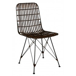 Cadeira de vime marrom com pernas de metal