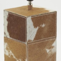 Marrón y blanco lámpara de vaca pies: lámpara de mesa rústica elegante y accesorio de vaca de patrón de cuero