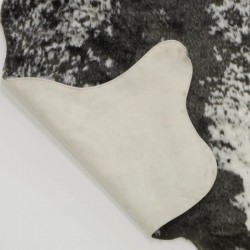 Schwarz-weißer Teppich aus Rindslederimitat, 115 x 160 cm