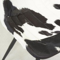 Chaise en peau de vache noire