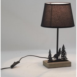 Metall- og trelampe med sort lampeskjerm, grantrær og ulvedekor