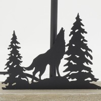 Metal- og trælampe med sort lampeskærm, grantræer og ulvedekor