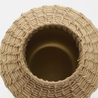 Vase en métal laqué blanc et rotin