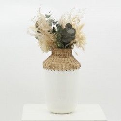 Vase i hvitlakkert metall og rotting