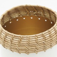 Vase en métal teinté blanc et rotin