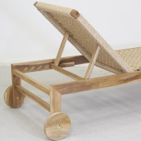 Chaise longue en bois teck et rotin synthétique à roulettes