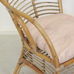 Braun rattanstol med beige/rosig kudde