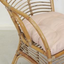 Fauteuil en rotin marron avec coussin beige/rosé