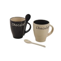 Viele 6 Schokoladensandstein-Becher mit sortierten Löffel-Café / Tee