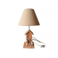 Houten bedlampje in vissershut met beige lampenkappen. Tafellamp om neer te leggen in maritieme decoratiestijl aan zee